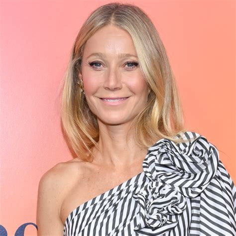 Gwyneth Paltrow Poses Topless in Selfie With。